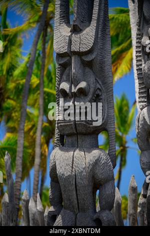 Traditionelle hawaiianische Holzschnitzereien im Pu'uhonua O Honaunau National Historical Park. Stockfoto