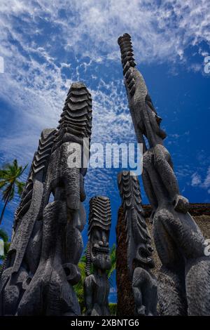 Traditionelle hawaiianische Holzschnitzereien im Pu'uhonua O Honaunau National Historical Park. Stockfoto