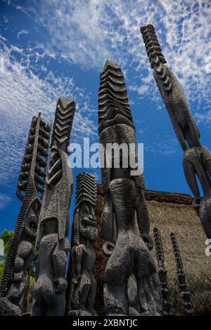 Traditionelle hawaiianische Holzschnitzereien im Pu'uhonua O Honaunau National Historical Park. Stockfoto