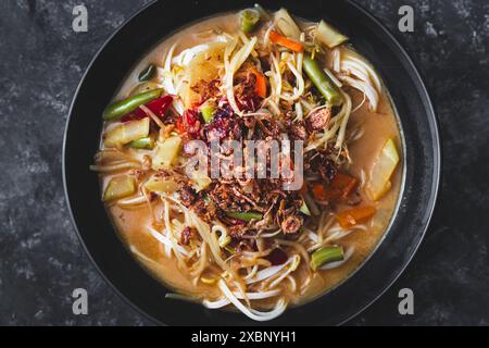 Vegetarische Reisnudeln Ramen mit gemischtem Gemüse und gebratenen Schalotten, gesunde Rezepte Stockfoto