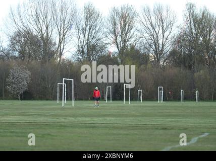 Aktenfoto vom 29. April 03/20 eines Mannes, der in einem ruhigen Hackney Marshes im Osten Londons spaziert. Seit 2010 sind im Vereinigten Königreich fast 1.000 öffentliche Fußballplätze verloren gegangen, wie neue Forschungen zeigen. Eine Studie der GMB-union hat ergeben, dass es heute Hunderte von weniger Fußballplätzen gibt, die im Besitz der Kommunen sind oder betrieben werden als 2009/2010. Ausgabedatum: Donnerstag, 13. Juni 2024. Stockfoto