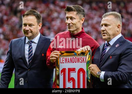 Warschau, Polen. Juni 2024. Lukasz Wachowski (L) Generalsekretär des polnischen Fußballverbandes, Robert Lewandowski (C) von Polen und Cezary Kulesza (R) Präsident des polnischen Fußballverbandes posieren für ein Foto während des Freundschaftsspiels zwischen Polen und der Türkei im PGE Narodowy Stadion. Endstand; Polen 2:1 Türkei. Endstand: Polen 2:1 Turkiye. Quelle: SOPA Images Limited/Alamy Live News Stockfoto