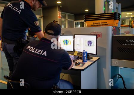 Bari, Region Apulien, Italien. Juni 2024. Die Zugangsstation zum Medienzentrum, ausgestattet mit G7 2024-Sicherheitsscannern auf der Levante-Messe, wird von der Polizei verwaltet, die alle Personen, die ins Innere kommen, gewissenhaft kontrolliert. (Kreditbild: © Marco Cordone/ZUMA Press Wire) NUR REDAKTIONELLE VERWENDUNG! Nicht für kommerzielle ZWECKE! Stockfoto