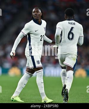 LONDON, ENGLAND - 7. JUNI: Eberechi Eze und Marc Guehi aus England während des internationalen Freundschaftsspiels zwischen England und Island im Wembley Stadiu Stockfoto