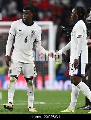 LONDON, ENGLAND - 7. JUNI: Marc Guehi und Eberechi Eze aus England während des internationalen Freundschaftsspiels zwischen England und Island im Wembley Stadiu Stockfoto