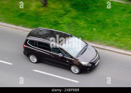 OSTRAVA, TSCHECHISCHE REPUBLIK – 10. APRIL 2024: Opel Zafira C mit Facelifting MPV-Fahrzeug mit Bewegungsunschärfe Stockfoto