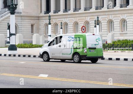 HAVANNA, KUBA - 28. AUGUST 2023: Nissan e-NV200 Elektrowagen der Firma Aguas de la Habana in Havanna, Kuba Stockfoto