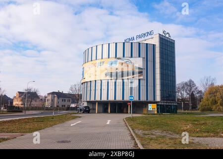 OSTRAVA-SVINOV, TSCHECHISCHE REPUBLIK - 20. NOVEMBER 2022: Gebäude des Koma Parkhauses in der Nähe des Bahnhofs Ostrava-Svinov mit RegioJet Ad Stockfoto