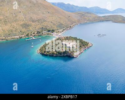 Luftaufnahme der Burg Porto Palermo entlang der albanischen Küste am Ionischen Meer in Südalbanien Stockfoto