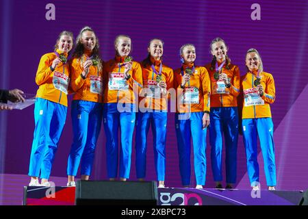 Rom, Italien 20240612. Das niederländische Team von v. Myrte van der Schoot, Lieke Klaver, Cathelijn Peeters, Eveline Saalberg, Minke Bisschops, Femke Bol, Anne van de Wiel, in der 4 x 400 Meter Staffel der Frauen mit ihrem Gold nach ihrem Sieg in der Staffel bei den Leichtathletik-Europameisterschaften 2024 im Olympiastadion in Rom, Italien. Foto: Lise Åserud / NTB Stockfoto