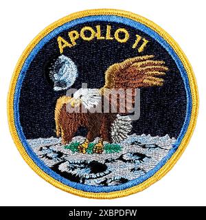 Apollo 11 Embroidered Mond Landing Mission 1969 Insignia, die einen amerikanischen Weißkopfadler zeigt, der einen Olivenzweig auf die Mondoberfläche als Symbol des Friedens bringt. Stockfoto