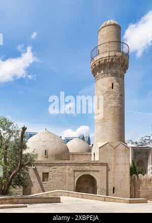 Das Minarett der Schah-Moschee erhebt sich über den umliegenden Gebäuden in Baku, Aserbaidschan. Diese Moschee ist neben dem Palast der Shirvanshahs ein prominentes Wahrzeichen der Stadt Stockfoto