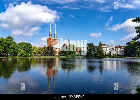 Mühlenteich und der Lübecker Dom, Hansestadt Lübeck, Schleswig-Holstein, Deutschland | Mühlenteich und Lübecker Dom, Hansestadt Stockfoto