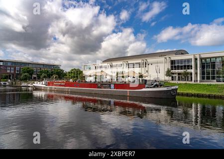 Theaterschiff und Musik- und Kongresshalle Lübeck an der Trave, Hansestadt Lübeck, Schleswig-Holstein, Deutschland | das Lübecker Theaterschiff und das Lübecker Theaterschiff Stockfoto