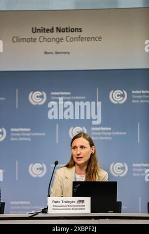 Bonn, Deutschland, Deutschland. Juni 2024. RUTA TRAINYTE, International Environmental Communications Associations, spricht auf einer Pressekonferenz zum Thema Kommunikation und Konfliktmanagement im World Conference Center auf dem UN Campus Bonn am 7. Tag der SB 60 Konferenz. Dies ist die Vorbereitung der COP29-Veranstaltung, die im November dieses Jahres in Baku, Aserbaidschan, stattfinden wird. (Kreditbild: © Bianca Otero/ZUMA Press Wire) NUR REDAKTIONELLE VERWENDUNG! Nicht für kommerzielle ZWECKE! Stockfoto