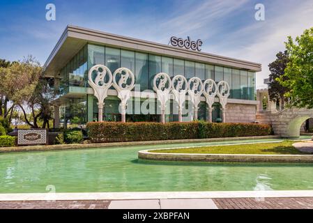 Sedef oder Sadaf, ein modernes Restaurantgebäude mit Glasfassade, befindet sich auf einer künstlichen Insel im Kanalsystem von Klein-Venedig am Bakus-KüstenBoulevard in Aserbaidschan Stockfoto