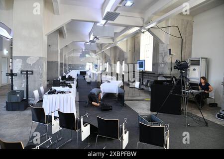 Aufbau der Tagungsräume für die Kultusministerkonferenz in Völklingen am Mittwoch 12.6,2024. Die Konferenz wird die erste Tagung im neu erschlossenen alten Wasserhochbehälter des Weltkulturerbes Alte Völklinger Hütte. *** Einrichtung der Konferenzräume für die Kultusministerkonferenz in Völklingen am Mittwoch, den 12. 6. 2024 die Konferenz findet erstmals im neu errichteten alten Wasserreservoir am Weltkulturerbe Alte Völklinger Hütte Bub statt Stockfoto