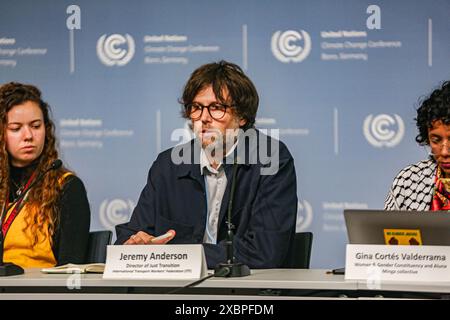 Bonn, Deutschland, Deutschland. Juni 2024. JEREMY ANDERSON, Director of Lost Transition, spricht auf einer Pressekonferenz über Global Campaign to Demand Climate Justice (DCJ) im World Conference Center auf dem UN Campus in Bonn am 7. Tag der SB 60-Konferenz. Dies ist die Vorbereitung der COP29-Veranstaltung, die im November dieses Jahres in Baku, Aserbaidschan, stattfinden wird. (Kreditbild: © Bianca Otero/ZUMA Press Wire) NUR REDAKTIONELLE VERWENDUNG! Nicht für kommerzielle ZWECKE! Stockfoto