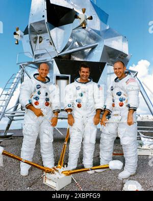 Apollo 12 Hauptbesatzungsmitglieder (von links nach rechts) Charles ‚Pete‘ Conrad Jr., Kommandeur; Richard Gordon Jr., Pilot des Kommandomoduls; und Alan Bean, Pilot für lunar-Modul. Fotografiert vor einem großformatigen Modell eines Mondmoduls im Juli 1969, bevor es dort im November 1969 eine erfolgreiche Mondlandungsmission gab. Stockfoto