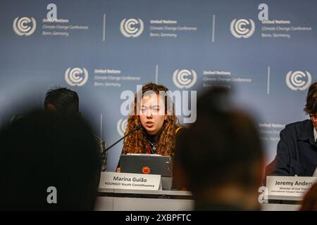 Bonn, Deutschland, Deutschland. Juni 2024. MARINA GUIAO, YOUNGA Youth Wahlkreis, spricht auf einer Pressekonferenz zur globalen Kampagne zur Forderung von Klimagerechtigkeit (DCJ) im World Conference Center auf dem UN Campus Bonn am 7. Tag der SB 60 Konferenz. Dies ist die Vorbereitung der COP29-Veranstaltung, die im November dieses Jahres in Baku, Aserbaidschan, stattfinden wird. (Kreditbild: © Bianca Otero/ZUMA Press Wire) NUR REDAKTIONELLE VERWENDUNG! Nicht für kommerzielle ZWECKE! Stockfoto