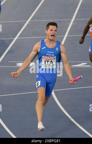 Roma, Italien. Juni 2024. Filippo Tortu vom Team Italien feiert, als sie die Ziellinie überqueren und die Goldmedaille im Staffelfinale der Männer im 4x100 m Staffelfinale während der 26. Auflage der Leichtathletik-Europameisterschaft 2024 im Olympiastadion in Rom, Italien - Mittwoch, 12. Juni 2024 - Sport, Leichtathletik (Foto: Fabrizio Corradetti/LaPresse) Credit: LaPresse/Alamy Live News Stockfoto