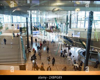 Bonn, Deutschland, Deutschland. Juni 2024. Die Innenansicht des Plenargebäudes während der UNFCCC, SB 60 über das Arbeitsprogramm der Vereinigten Arabischen Emirate zum Thema gerechter Übergang im World Conference Center in Bonn. Dies ist die Vorbereitung der COP29-Veranstaltung, die im November dieses Jahres in Baku, Aserbaidschan, stattfinden wird. (Kreditbild: © Bianca Otero/ZUMA Press Wire) NUR REDAKTIONELLE VERWENDUNG! Nicht für kommerzielle ZWECKE! Stockfoto