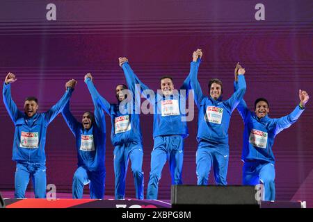 Roma, Italien. Juni 2024. Goldmedaillengewinner, Matteo Melluzzo, Lamont Marcell Jacobs, Lorenzo Patta, Filippo Tortu, Roberto Rigali und Lorenzo Ndele Simonelli vom Team Italy posieren für ein Foto während der Medaillenzeremonie für das 4x100 m Staffelfinale der Männer während der 26. Ausgabe der Leichtathletik-Europameisterschaft Rom 2024 im Olympiastadion in Rom, Italien - Mittwoch, 12. Juni 2024 - Sport, Leichtathletik (Foto: Fabrizio Corradetti/LaPresse) Credit: LaPresse/Alamy Live News Stockfoto