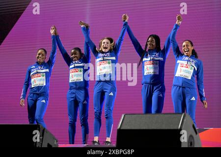 Roma, Italien. Juni 2024. Die Silbermedaillengewinner Orlann Oliere, Gemima Joseph, Helene Parisot, Sarah Richard und Maroussia Pare vom Team France posieren für ein Foto während der Medaillenzeremonie für das Relay-Finale der Frauen im 4x100 m-Format während der 26. Ausgabe der Leichtathletik-Europameisterschaft Rom 2024 im Olympiastadion in Rom, Italien - Mittwoch, 12. Juni 2024 - Sport, Leichtathletik (Foto: Fabrizio Corradetti/LaPresse) Credit: LaPresse/Alamy Live News Stockfoto