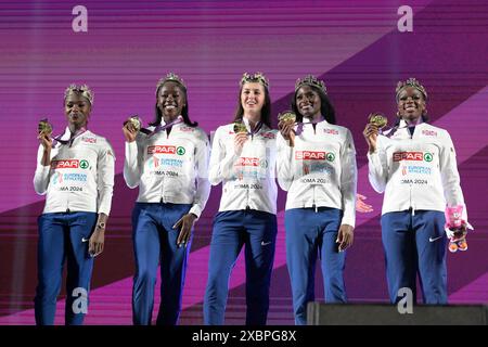 Roma, Italien. Juni 2024. Goldmedaillengewinner, Dina Asher-Smith, Desiree Henry, Amy Hunt, Daryll Neita und Asha Philip vom Team Großbritannien posieren für ein Foto während der Medaillenzeremonie für das Relay-Finale der Frauen im 4x100-m-Format während der 26. Ausgabe der Leichtathletik-Europameisterschaft Rom 2024 im Olympiastadion in Rom, Italien - Mittwoch, 12. Juni 2024 - Sport, Leichtathletik (Foto: Fabrizio Corradetti/LaPresse) Credit: LaPresse/Alamy Live News Stockfoto