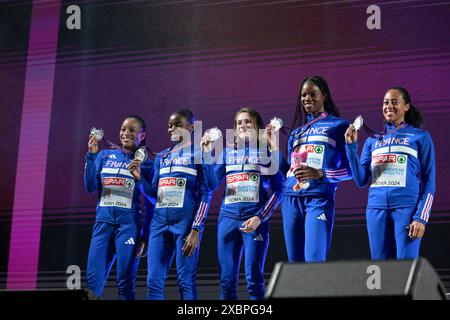 Roma, Italien. Juni 2024. Die Silbermedaillengewinner Orlann Oliere, Gemima Joseph, Helene Parisot, Sarah Richard und Maroussia Pare vom Team France posieren für ein Foto während der Medaillenzeremonie für das Relay-Finale der Frauen im 4x100 m-Format während der 26. Ausgabe der Leichtathletik-Europameisterschaft Rom 2024 im Olympiastadion in Rom, Italien - Mittwoch, 12. Juni 2024 - Sport, Leichtathletik (Foto: Fabrizio Corradetti/LaPresse) Credit: LaPresse/Alamy Live News Stockfoto