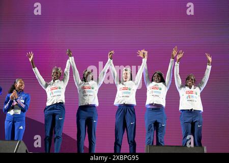 Roma, Italien. Juni 2024. Goldmedaillengewinner, Dina Asher-Smith, Desiree Henry, Amy Hunt, Daryll Neita und Asha Philip vom Team Großbritannien posieren für ein Foto während der Medaillenzeremonie für das Relay-Finale der Frauen im 4x100-m-Format während der 26. Ausgabe der Leichtathletik-Europameisterschaft Rom 2024 im Olympiastadion in Rom, Italien - Mittwoch, 12. Juni 2024 - Sport, Leichtathletik (Foto: Fabrizio Corradetti/LaPresse) Credit: LaPresse/Alamy Live News Stockfoto