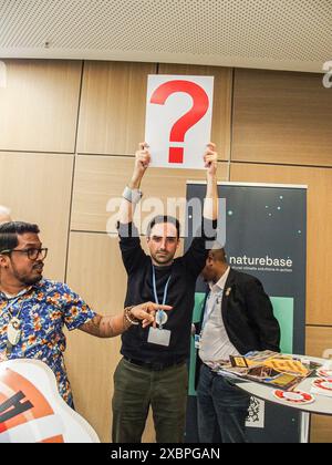 Bonn, Deutschland, Deutschland. Juni 2024. Ein Greenpeace-Demonstrant posiert für die Kamera nach einem kleinen freundlichen Protest, der ein Fragezeichen hält, um zu zeigen, was als Nächstes während der UNFCCC SB 60 im Weltkonferenzzentrum in Bonn geschieht. Dies ist die Vorbereitung der COP29-Veranstaltung, die im November dieses Jahres in Baku, Aserbaidschan, stattfinden wird. (Kreditbild: © Bianca Otero/ZUMA Press Wire) NUR REDAKTIONELLE VERWENDUNG! Nicht für kommerzielle ZWECKE! Stockfoto