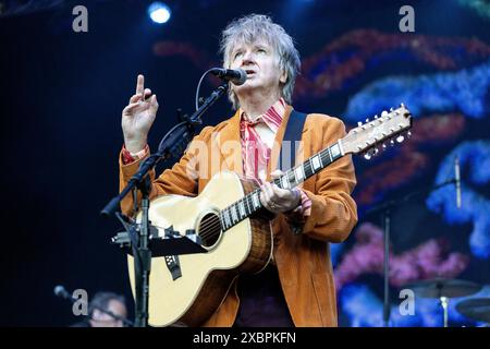 Crowded House unter der Leitung von Neil Finn, werden ihre jahrzehntelangen Hits vor einem überfüllten Publikum bei den Eden Sessions 2024 gezeigt. Die Band Stockfoto