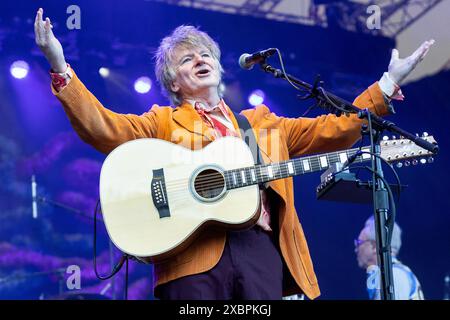 Crowded House unter der Leitung von Neil Finn, werden ihre jahrzehntelangen Hits vor einem überfüllten Publikum bei den Eden Sessions 2024 gezeigt. Die Band Stockfoto