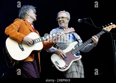 Crowded House unter der Leitung von Neil Finn, werden ihre jahrzehntelangen Hits vor einem überfüllten Publikum bei den Eden Sessions 2024 gezeigt. Die Band Stockfoto