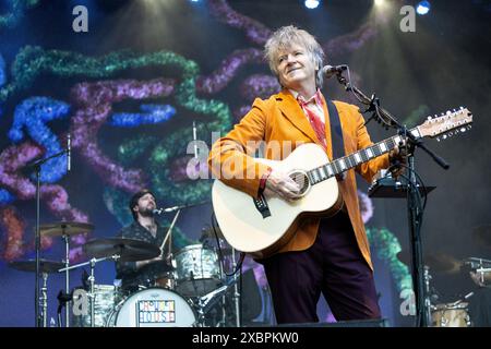 Crowded House unter der Leitung von Neil Finn, werden ihre jahrzehntelangen Hits vor einem überfüllten Publikum bei den Eden Sessions 2024 gezeigt. Die Band Stockfoto