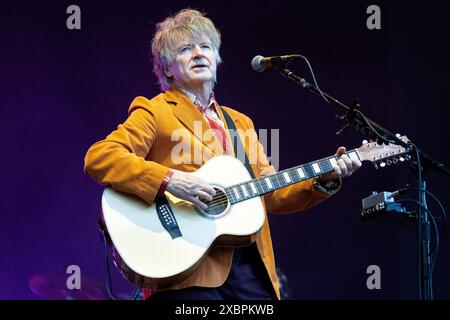 Crowded House unter der Leitung von Neil Finn, werden ihre jahrzehntelangen Hits vor einem überfüllten Publikum bei den Eden Sessions 2024 gezeigt. Die Band Stockfoto