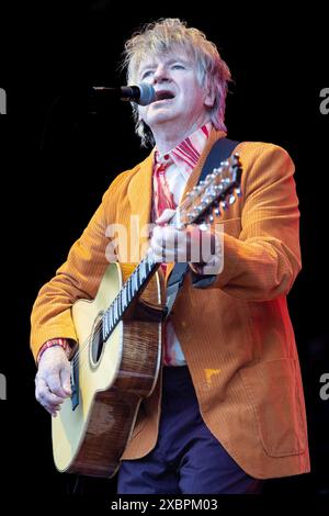 Crowded House unter der Leitung von Neil Finn, werden ihre jahrzehntelangen Hits vor einem überfüllten Publikum bei den Eden Sessions 2024 gezeigt. Die Band Stockfoto