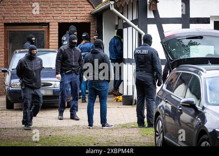 Espelkamp, Deutschland. Juni 2024. Polizeibeamte Stehen Während Einer ...