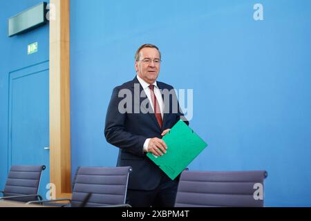 Verteidigungsminister Boris Pistorius SPD stellt am Mittwoch 12.06.2024 in der Bundespressekonferenz in Berlin seine Plaene in der Debatte um eine moegliche Wiedereinfuehrung der Wehrpflicht vor. Deutschland hatte die Wehrpflicht zum 1. Juli 2011 ausgesetzt. Vor dem Hintergrund des Kriegs Russlands gegen die Ukraine war die Debatte ueber die Wiedereinfuehrung einer Art von Dienstpflicht neu entbrannt. Als unwahrscheinlich gilt aber, dass die Wehrpflicht in Alter Form wiederkommt. Aktuell dienen bei der Bundeswehr nach deren Angaben mehr als 180,000 Soldatinnen und Soldaten. Hinzu kommen knapp Stockfoto