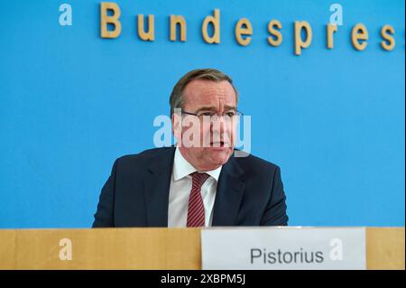 Verteidigungsminister Boris Pistorius SPD stellt am Mittwoch 12.06.2024 in der Bundespressekonferenz in Berlin seine Plaene in der Debatte um eine moegliche Wiedereinfuehrung der Wehrpflicht vor. Deutschland hatte die Wehrpflicht zum 1. Juli 2011 ausgesetzt. Vor dem Hintergrund des Kriegs Russlands gegen die Ukraine war die Debatte ueber die Wiedereinfuehrung einer Art von Dienstpflicht neu entbrannt. Als unwahrscheinlich gilt aber, dass die Wehrpflicht in Alter Form wiederkommt. Aktuell dienen bei der Bundeswehr nach deren Angaben mehr als 180,000 Soldatinnen und Soldaten. Hinzu kommen knapp Stockfoto