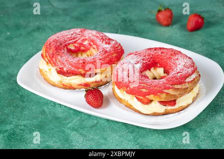 Französisches Dessert Paris-Brest aus Choux-Gebäck, Erdbeeren und Pudding Stockfoto