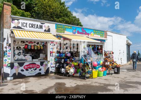 Filey, North Yorkshire, England, Großbritannien, Blick auf Geschäfte am Meer und Eiskiosk an der Promenade oder am Meer Stockfoto