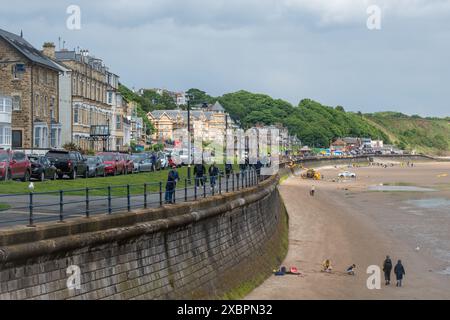 Filey, North Yorkshire, England, Großbritannien, Blick auf den Sandstrand und die Promenade an der Küste des Badeortes Stockfoto