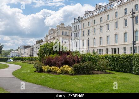 The Crescent and Crescent Gardens in Filey, eine Straße mit großen weißen Gebäuden an der Küste im Seebad North Yorkshire, England, Großbritannien Stockfoto