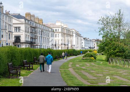 The Crescent and Crescent Gardens in Filey, eine Straße mit großen weißen Gebäuden an der Küste im Seebad North Yorkshire, England, Großbritannien Stockfoto