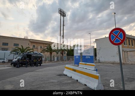 Apulien. Juni 2024. Polizeiwache vor dem Medienzentrum des Gipfels der Gruppe der sieben (G7) in Bari, Region Apulien, Italien, 12. Juni. 2024. Der G7-Gipfel findet vom 13. Bis 15. Juni in der Region Süd-Apulien statt. Quelle: Meng Dingbo/Xinhua/Alamy Live News Stockfoto