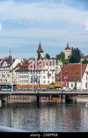 Herrlicher Blick auf den Vierwaldstättersee mit historischen Gebäuden und Reflexionen. Luzern, Schweiz, 16. August 2022 Stockfoto