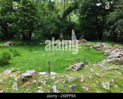 Coed aber Rundhaus, Hüttenkreis von aber Falls, mit stehendem Stein, mit Elementen aus der Eisenzeit, Bronzezeit und mittelalterlichen Gebrauch, Nr. Rhaeadr Fawr Wales Stockfoto