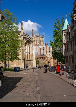 Straßenszene im Frühling, Trinity Street, Cambridge, Großbritannien Stockfoto